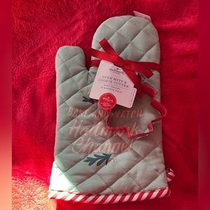 Hallmark oven mitt with Christmas cookie cutter